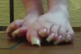 这也许是最恶心的视频，最长脚趾甲女子抓地发出吱吱声视频封面