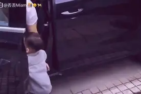 宝宝在楼下散步，偶遇爸爸回家好激动，父子情深！图片