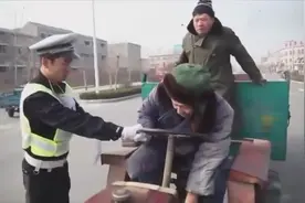 大爷开拖拉机进城，笑哭了~视频封面