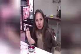 外国无上肢美女用意志力证明，她能无障碍的生活，你还会不努力吗图片