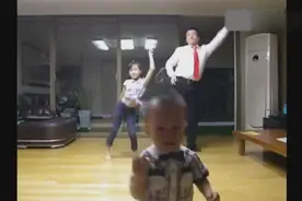 身材臃肿老爸和女儿一起跳舞，儿子负责捣乱，太有爱了视频封面