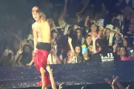 实拍：贾斯汀比伯身穿另类服装在演唱会演唱成名歌曲，粉丝尖叫！图片