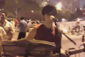 在街头见到流浪歌手模仿“黄家驹”海阔天空 感人图片