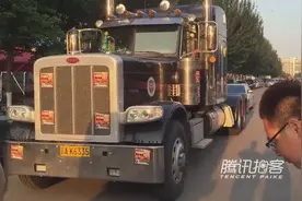 沈阳街头现“擎天柱”变形金刚卡车油耗60个 太拉风视频封面