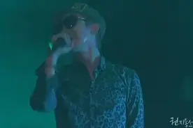 权志龙演唱会卖力暖场，然而自己尴尬地笑了一整场图片