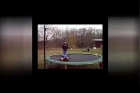 大爷这么大年纪了还可以跳蹦床