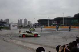 武汉汽车精彩漂移表演！尾部喷火图片