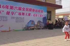 3岁男孩参加广场舞比赛，这可比大妈大爷跳的好多了图片