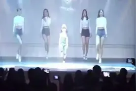 双马尾小萝莉跳shake it，浑身都是戏啊，萌爆了