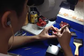 知道那些珠宝首饰上的钻石，师傅是怎样镶嵌上去的吗？图片