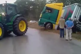 正宗的掉坑里！看看是怎么救援的吧图片