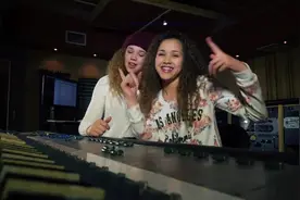 小学生翻唱贾斯汀比伯的“爱自己”，简直神还原小贾的唱腔！图片