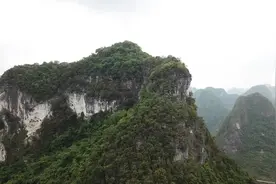 航拍：飞跃石峰，山的背面更好看，满山千疮百孔是谁干的？