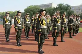 军绿不再见——致12级国旗仪仗队员图片