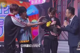 「蔡徐坤」看坤坤如何实力宠狗，宠爱称呼粉丝是小猫咪！