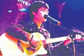 南充小伙放弃高考当流浪歌手 背着吉他追梦图片