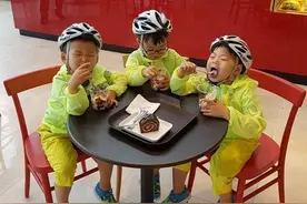 宋一国曝三胞胎近照 豪放吃冰淇淋爽歪歪图片