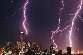 小伙蹲坑玩手机遭雷击，揭秘雷雨天玩手机是否真的有危险图片
