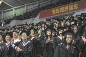 最好的毕业礼物! 大学生父母受邀参加毕业典礼图片