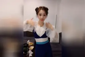 美女主播冯提莫，热跳抖音神曲《海草舞》，表情比动作可爱