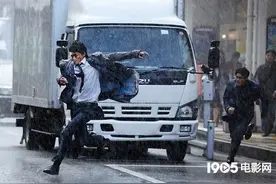 《恶魔蛙男》定档11月12日 新剧照小栗旬雨中追凶图片