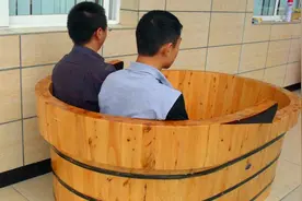 古代用来装水的木桶有裂口，为何还滴水不漏？