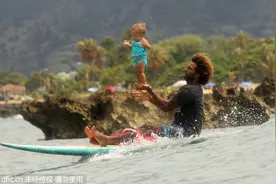 美国29岁爸爸带9个月大女儿玩冲浪 双人大秀惊人绝技图片