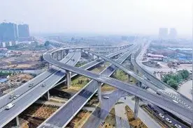 郑州上下4层“最复杂立交”十八里河转盘全线通车图片