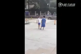 网传深圳小学生闹分手 女孩吼:你吃的辣条是我买的图片