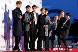 EXO亮相第25届首尔歌谣大赏 女团紧身短礼服拼胸秀腿图片