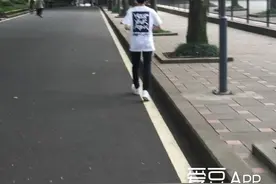 [TFBOYS][新闻]160622 主持人晒王源瘦削背影 点赞粉丝杂志应援图片