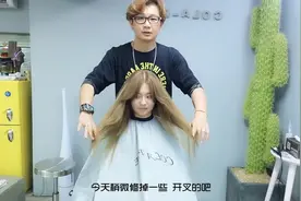 带眼镜小姐姐换了一个发型 摘掉眼镜 就像换了一个人美呆了