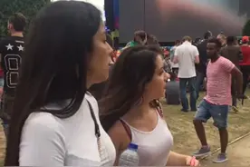 直播吧在现场：葡萄牙女球迷颜值担当图片