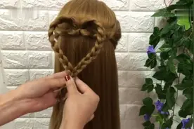 有没有一款能秒变甜美的编发发型？爱心编发教程，秒变小公举