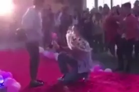 男子求婚遭拒，恼怒扔花，网友评论：觉得女子选择是对的视频封面