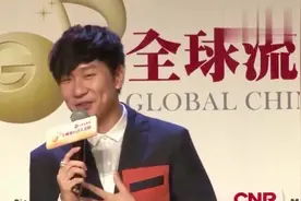 林俊杰正唱歌曲高潮裤子掉了 机智应对反应获赞