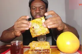 非洲小哥吃蜂蜜和柚子，吃一口不停地舔手指，一点也不浪费视频封面
