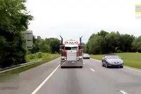 还是这种半挂车实用，大平板，装卸方便，什么货都能拉