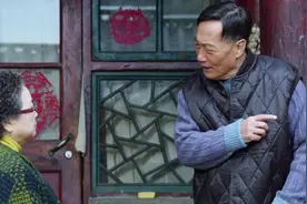 居委会大妈检查户口，一看老头的户口本，乐了