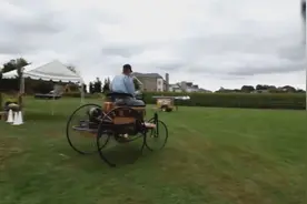 1885年德国工程师卡尔本茨设计制造的世界上第一辆三轮汽油汽车