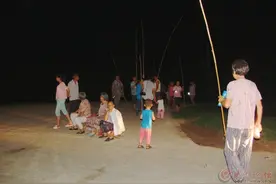 摸爬叉，夏日农村夜晚里的传统节目图片