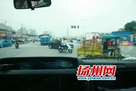 救护车警报拉响你避让了吗？ 部分车辆行人竟抢道图片