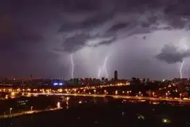 打雷啦，下雨啦！孩子吓得尖叫啦！图片