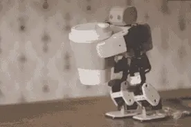 他踢了机器人一脚后，竟然被警察逮捕了图片