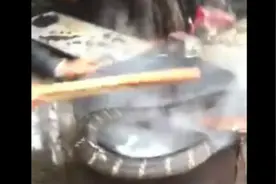 太残忍了，4米多的蛇放在开水锅里活生生的烫死图片