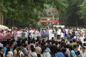 揭秘高考录取分数线全面下降的内幕图片