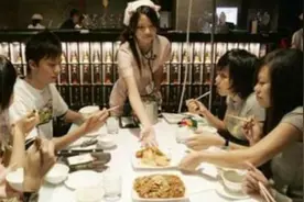 同事去餐厅吃饭看到脸红的一幕图片