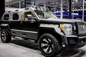 马路“稀有物种”威慑力满分：百万乔治巴顿和军用装甲车比壮图片