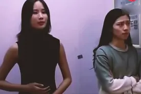 三美女电梯里比赛放屁，真是太尴尬了！视频封面