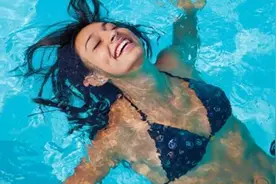 这个动作学不好，游泳就是瞎扑腾图片